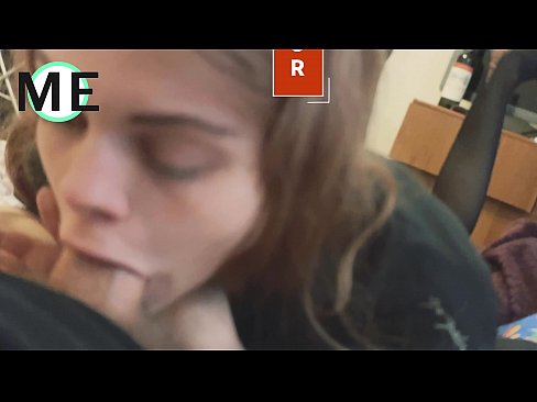 ❤️ Πούτσος στο λαιμό της, σκισμένο καλσόν και σκισμένα τακούνια ❌ Πόρνο ☑
