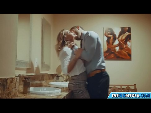 ❤️ Όταν μια πλούσια ξανθιά σε αποπλανεί σε μια δημόσια τουαλέτα ❌ Πόρνο ☑